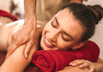 Woman getting an Abhyanga massage.