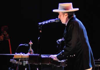 Bob Dylan performing in Spain.