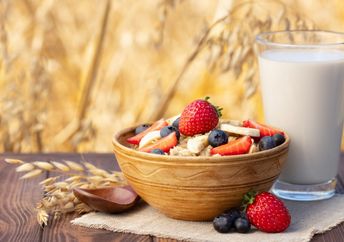 Oatmeal and berries make a healthy breakfast.