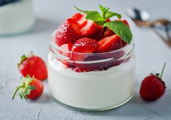 Greek yogurt with strawberries is a healthy breakfast.