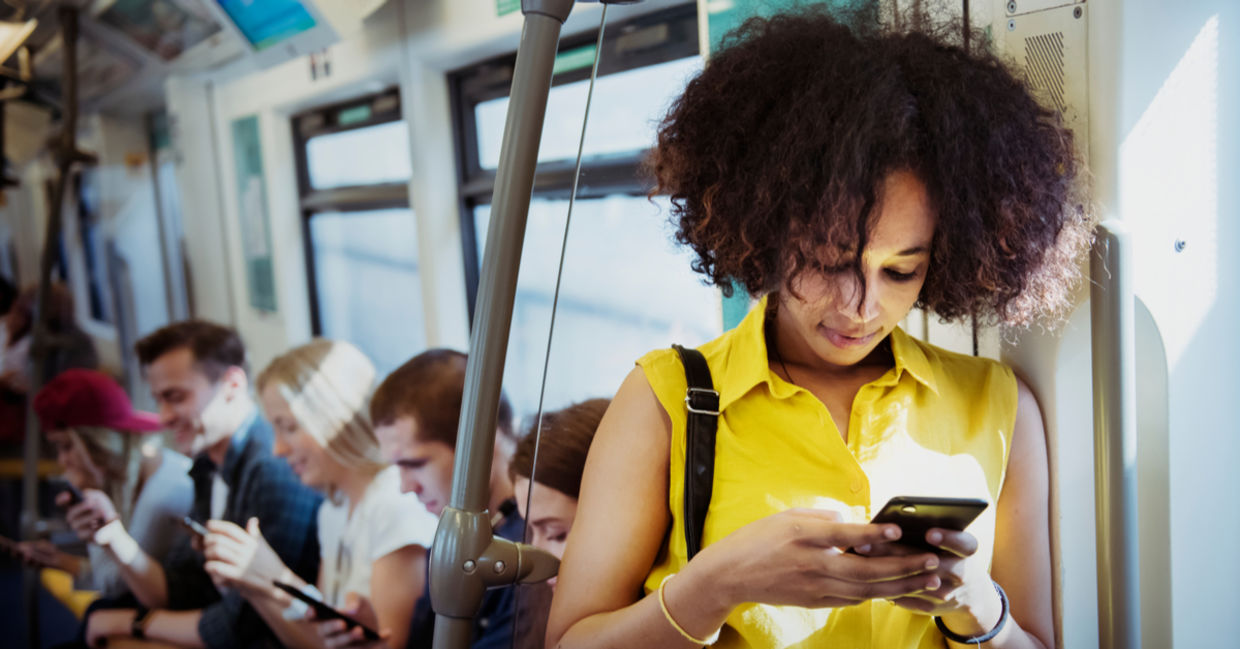 spreading-laughter-on-the-subway-goodnet