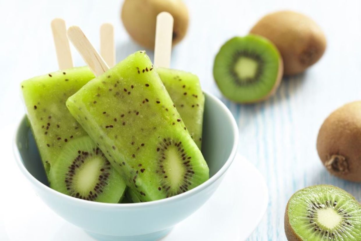 Kiwi popsicles are cool and refreshing in the summer..