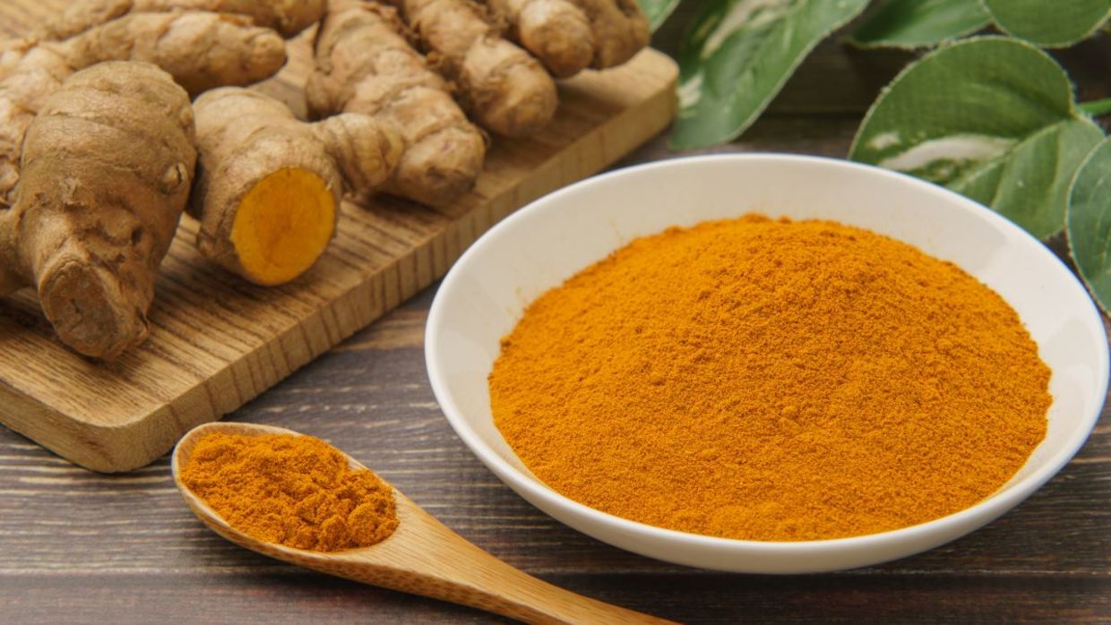 Turmeric roots and powder can help your immune system.