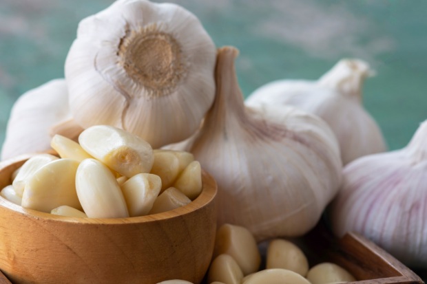 Garlic bulbs and peeled cloves.